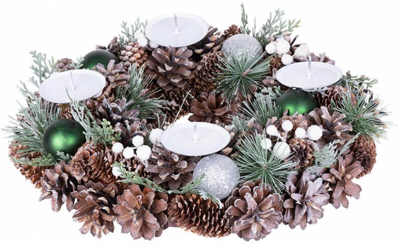 prírodný vianočný adventný veniec so štyrmi hrotmi na sviečky ozdobený zelenými a striebornými guľami s priemerom 34cm